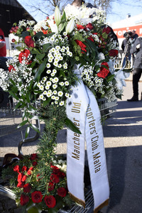 Grundsteinlegung einer Gedenkvitrine für die Opfer des Flugzeugunglücks vor 62 Jahren in München