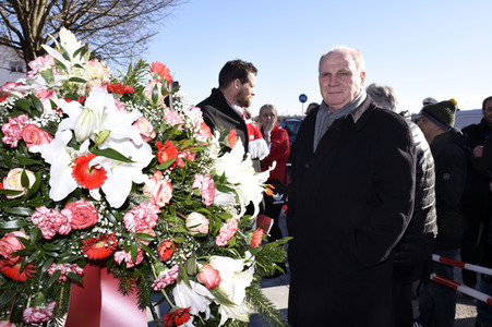 Grundsteinlegung einer Gedenkvitrine für die Opfer des Flugzeugunglücks vor 62 Jahren in München