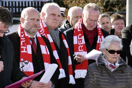 Grundsteinlegung einer Gedenkvitrine für die Opfer des Flugzeugunglücks vor 62 Jahren in München