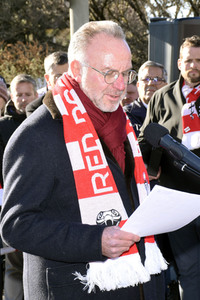 Grundsteinlegung einer Gedenkvitrine für die Opfer des Flugzeugunglücks vor 62 Jahren in München