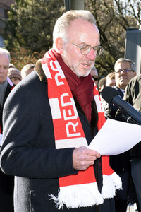 Grundsteinlegung einer Gedenkvitrine für die Opfer des Flugzeugunglücks vor 62 Jahren in München