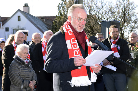 Grundsteinlegung einer Gedenkvitrine für die Opfer des Flugzeugunglücks vor 62 Jahren in München