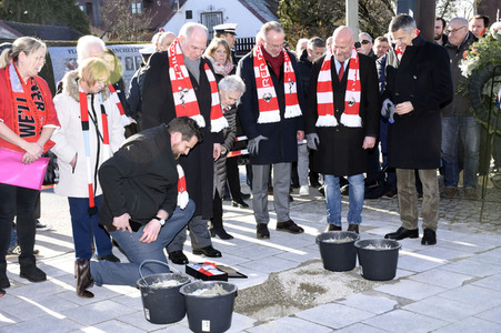 Grundsteinlegung einer Gedenkvitrine für die Opfer des Flugzeugunglücks vor 62 Jahren in München