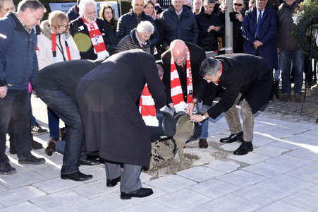 Grundsteinlegung einer Gedenkvitrine für die Opfer des Flugzeugunglücks vor 62 Jahren in München