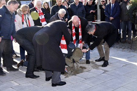 Grundsteinlegung einer Gedenkvitrine für die Opfer des Flugzeugunglücks vor 62 Jahren in München