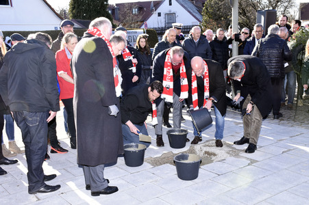 Grundsteinlegung einer Gedenkvitrine für die Opfer des Flugzeugunglücks vor 62 Jahren in München