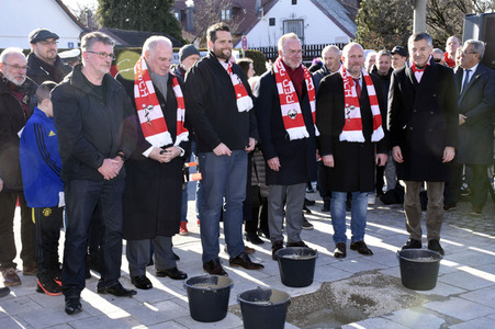 Grundsteinlegung einer Gedenkvitrine für die Opfer des Flugzeugunglücks vor 62 Jahren in München