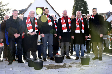 Grundsteinlegung einer Gedenkvitrine für die Opfer des Flugzeugunglücks vor 62 Jahren in München