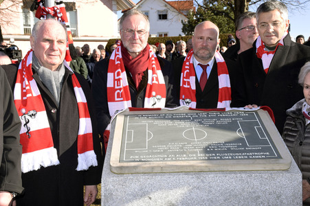 Grundsteinlegung einer Gedenkvitrine für die Opfer des Flugzeugunglücks vor 62 Jahren in München