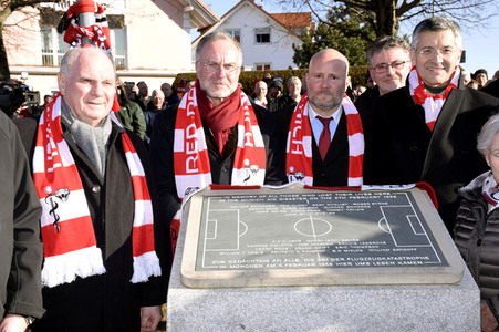 Grundsteinlegung einer Gedenkvitrine für die Opfer des Flugzeugunglücks vor 62 Jahren in München