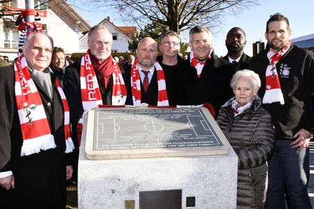 Grundsteinlegung einer Gedenkvitrine für die Opfer des Flugzeugunglücks vor 62 Jahren in München