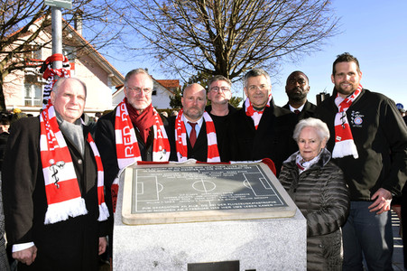 Grundsteinlegung einer Gedenkvitrine für die Opfer des Flugzeugunglücks vor 62 Jahren in München