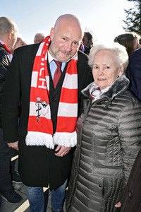 Grundsteinlegung einer Gedenkvitrine für die Opfer des Flugzeugunglücks vor 62 Jahren in München