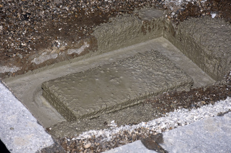 Grundsteinlegung einer Gedenkvitrine für die Opfer des Flugzeugunglücks vor 62 Jahren in München