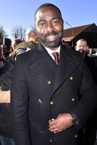 Grundsteinlegung einer Gedenkvitrine für die Opfer des Flugzeugunglücks vor 62 Jahren in München