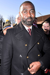 Grundsteinlegung einer Gedenkvitrine für die Opfer des Flugzeugunglücks vor 62 Jahren in München