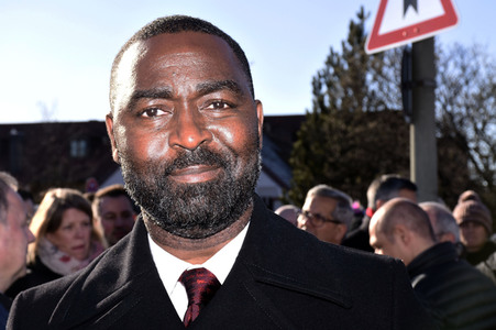 Grundsteinlegung einer Gedenkvitrine für die Opfer des Flugzeugunglücks vor 62 Jahren in München