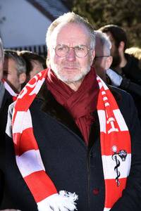 Grundsteinlegung einer Gedenkvitrine für die Opfer des Flugzeugunglücks vor 62 Jahren in München