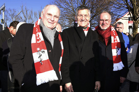 Grundsteinlegung einer Gedenkvitrine für die Opfer des Flugzeugunglücks vor 62 Jahren in München