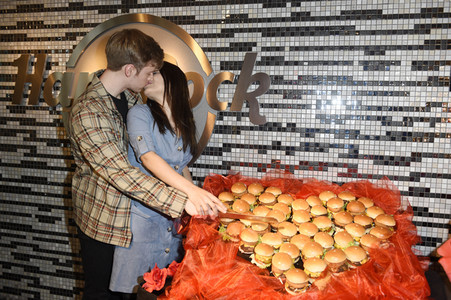 Timur Bartels verteilt größten Herz-Burger in Berlin