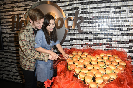 Timur Bartels verteilt größten Herz-Burger in Berlin