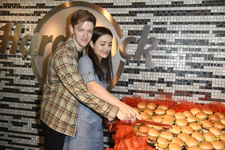 Timur Bartels verteilt größten Herz-Burger in Berlin