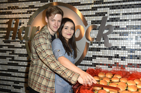 Timur Bartels verteilt größten Herz-Burger in Berlin