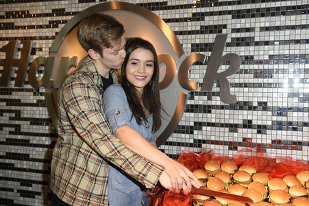 Timur Bartels verteilt größten Herz-Burger in Berlin