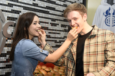 Timur Bartels verteilt größten Herz-Burger in Berlin