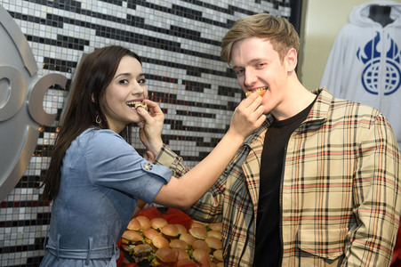 Timur Bartels verteilt größten Herz-Burger in Berlin