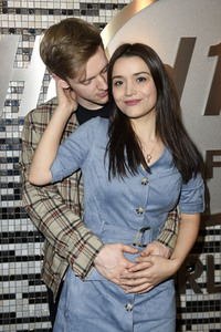 Timur Bartels verteilt größten Herz-Burger in Berlin