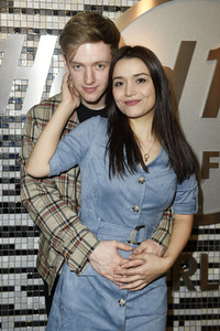 Timur Bartels verteilt größten Herz-Burger in Berlin