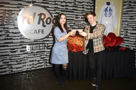 Timur Bartels verteilt größten Herz-Burger in Berlin