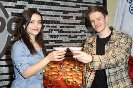 Timur Bartels verteilt größten Herz-Burger in Berlin