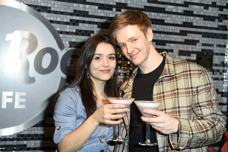 Timur Bartels verteilt größten Herz-Burger in Berlin