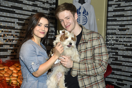 Timur Bartels verteilt größten Herz-Burger in Berlin