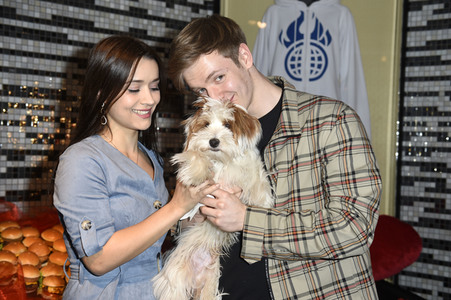 Timur Bartels verteilt größten Herz-Burger in Berlin