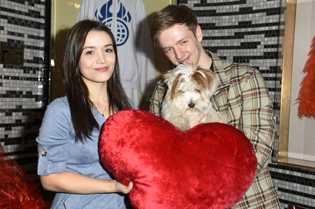 Timur Bartels verteilt größten Herz-Burger in Berlin