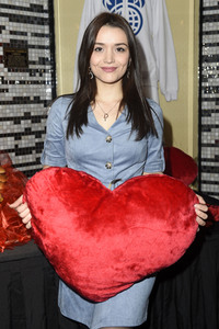 Timur Bartels verteilt größten Herz-Burger in Berlin