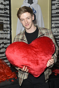 Timur Bartels verteilt größten Herz-Burger in Berlin