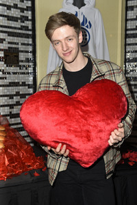 Timur Bartels verteilt größten Herz-Burger in Berlin