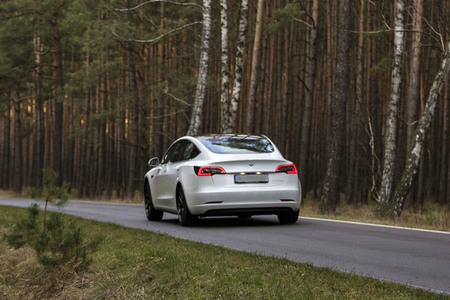 Ein Tesla Model 3 in Grünheide