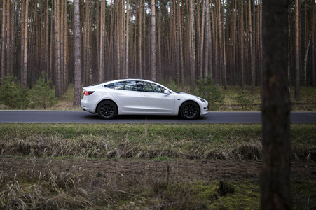 Ein Tesla Model 3 in Grünheide