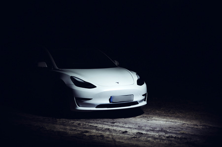 Ein Tesla Model 3 in Grünheide