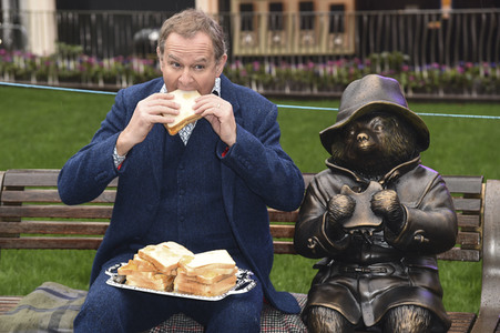 Launch des 'Scenes in the Square' Statuen-Weg in London