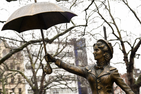 Launch des 'Scenes in the Square' Statuen-Weg in London