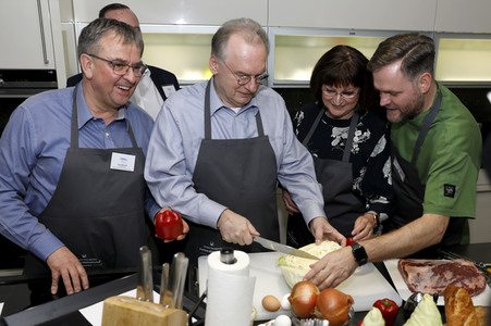 Benefizkochen mit Ministerpräsident Reiner Haseloff in Halle