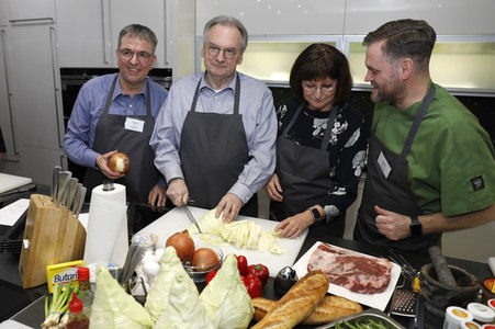 Benefizkochen mit Ministerpräsident Reiner Haseloff in Halle