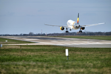 Symbolfoto Coronavirus Auswirkungen am Flughafen Hannover