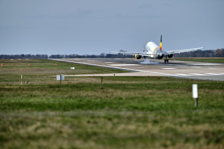 Symbolfoto Coronavirus Auswirkungen am Flughafen Hannover